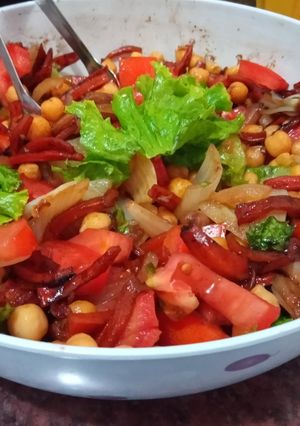 Una foto de Ensalada tibia ¡con garbanzos!