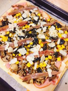 Una foto de Pizza de champiñones y anchoas con masa quebrada