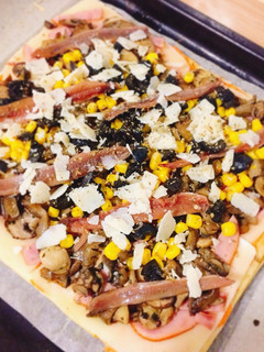 Una foto de Pizza de champiñones y anchoas con masa quebrada