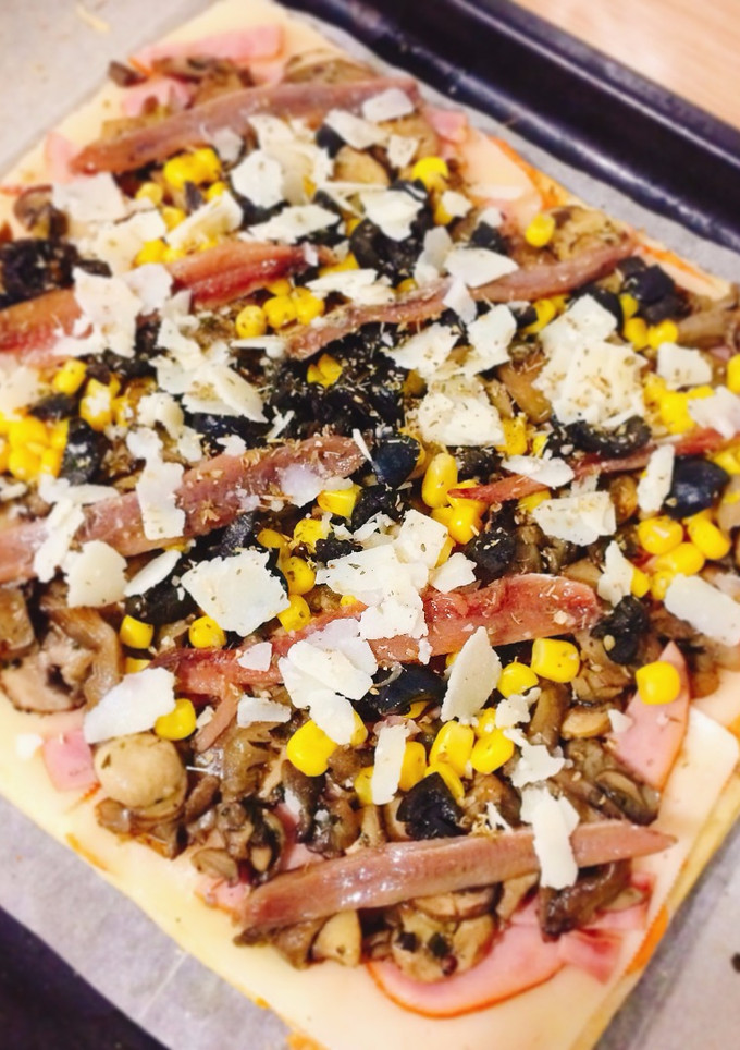 Una foto de Pizza de champiñones y anchoas con masa quebrada