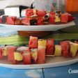 Banderillas de sandía con sobras de tortilla y fresas
