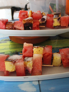 Una foto de Banderillas de sandía con sobras de tortilla y fresas