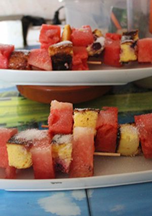 Foto principal de Banderillas de sandía con sobras de tortilla y fresas