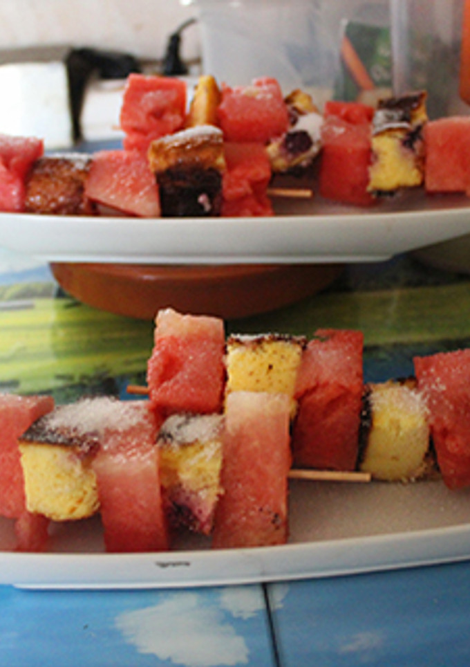 Una foto de Banderillas de sandía con sobras de tortilla y fresas