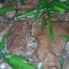 A picture of Beef with Onion Chives.