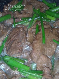 A picture of Beef with Onion Chives.