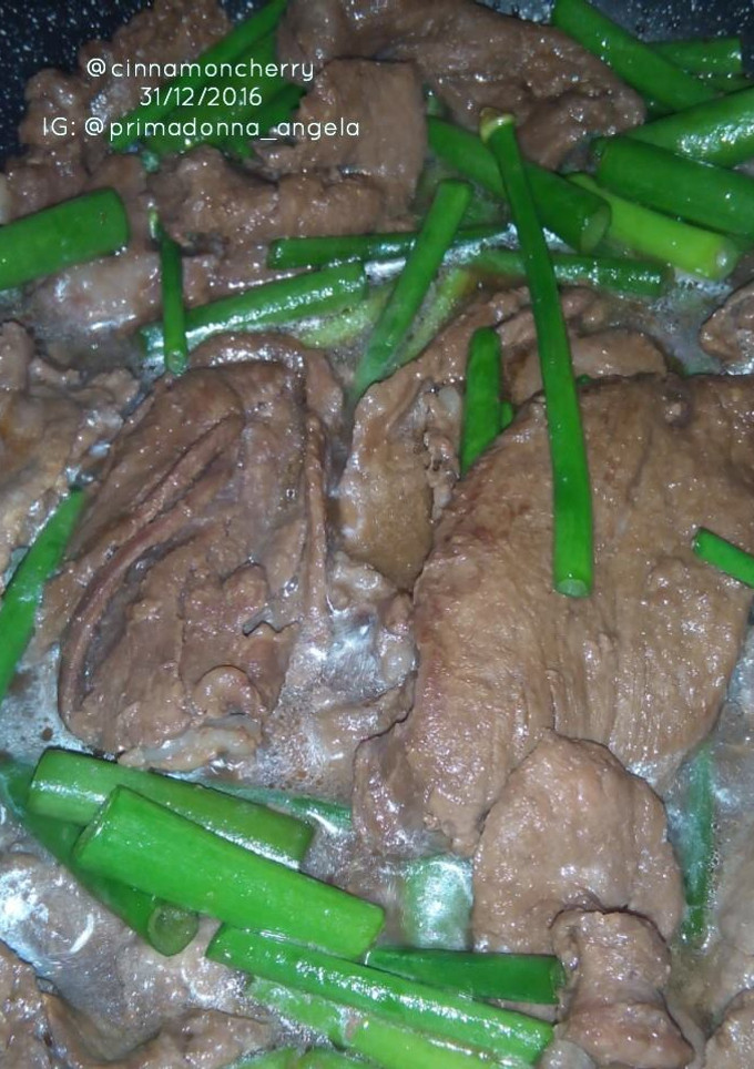 A picture of Beef with Onion Chives.