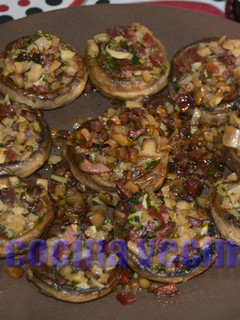 Una foto de Champiñones rellenos con jamón y vino