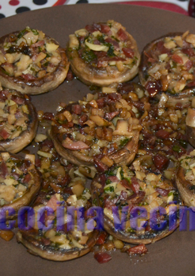 Una foto de Champiñones rellenos con jamón y vino