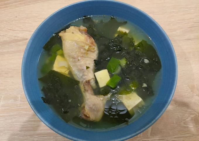 Cara Gampang Menyajikan Sup Ayam Rumput Laut yang Bikin Ngiler