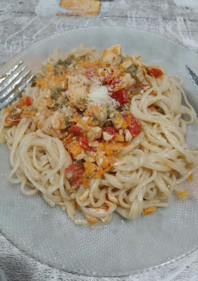 Una foto de Revuelto de pollo con fideos