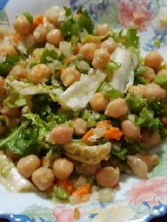 Una foto de Ensalada de garbanzos aromatizada con albahaca
