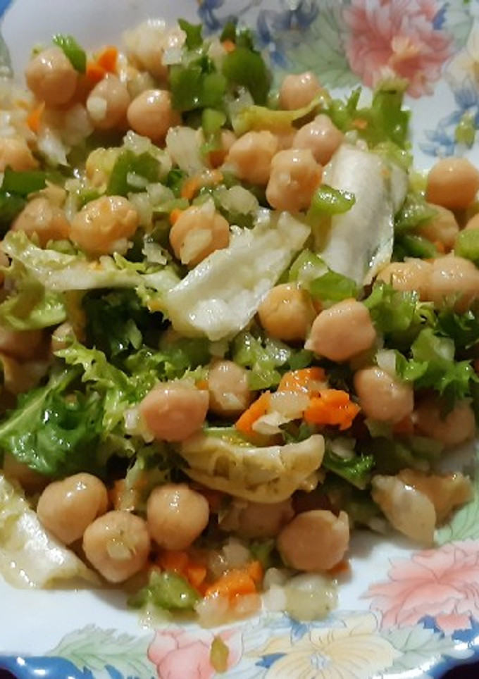 Una foto de Ensalada de garbanzos aromatizada con albahaca
