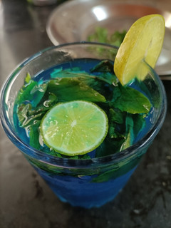 ப்ளூ கோராக்கோ மோஜிட்டோ(blue curacao mojito recipe in tamil) செய்முறை முக்கிய புகைப்படம்