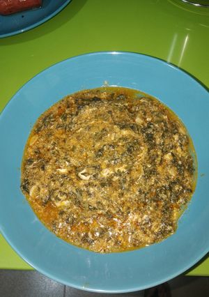 Una foto de Espinacas en salsa con huevos