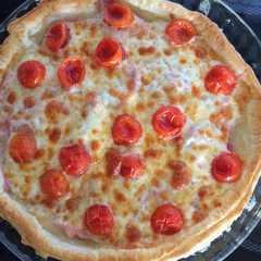 A picture of Tarta de jamón, queso y tomate fácil.