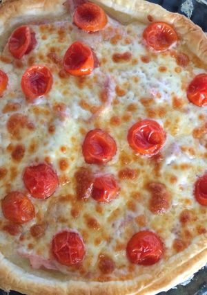 Una foto de Tarta de jamón, queso y tomate fácil
