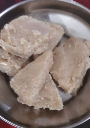 तिल और मावे की बर्फी (til aur mawe ki barfi recipe in Hindi) रेसिपी मुख्य फोटो
