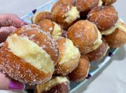 Una foto de berlinesas con crema pastelera