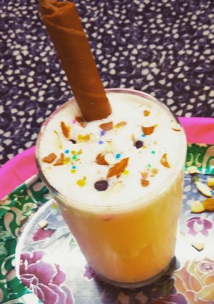 वनीला मिल्क शेक (vanilla milkshake recipe in Hindi) रेसिपी मुख्य फोटो