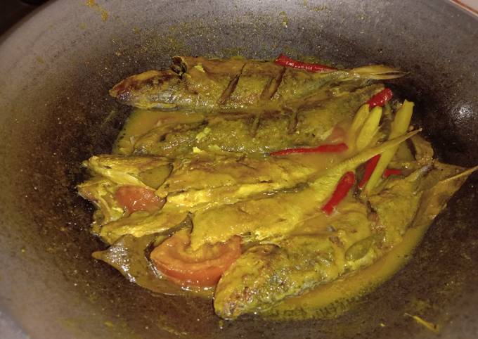 Ikan kembung goreng bumbu kuning