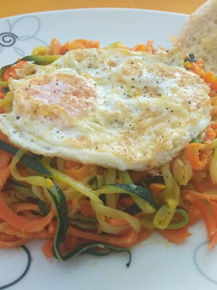 Una foto de Spaguettis de zanahoria y calabacín con huevo
