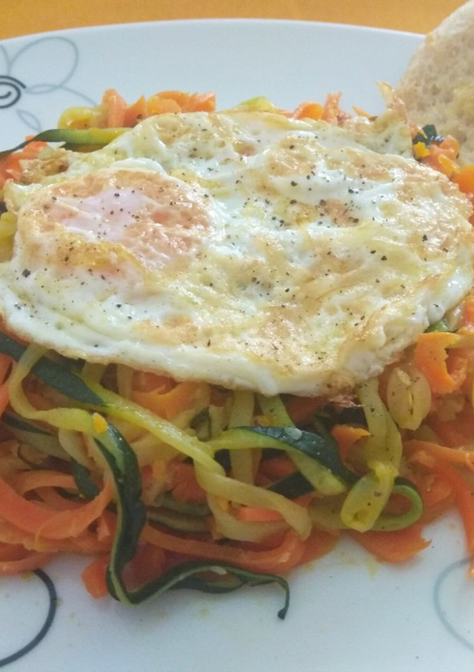 Una foto de Spaguettis de zanahoria y calabacín con huevo
