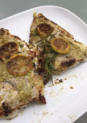 Une photo de Filets de lieu noir au citron vert, ail et romarin