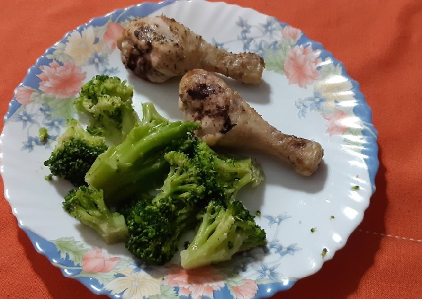 Muslos de pollo en freidora de aire con brócoli al microondas