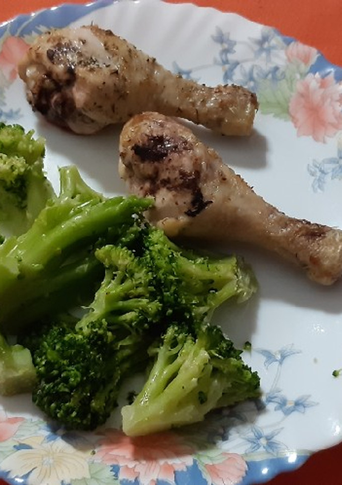 Una foto de Muslos de pollo en freidora de aire con brócoli al microondas