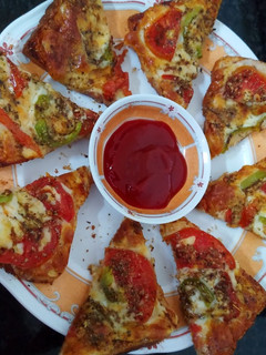 ब्रेड चीज़ पिज़्ज़ा (Bread cheese pizza recipe in Hindi) रेसिपी मुख्य फोटो