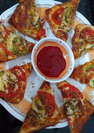 ब्रेड चीज़ पिज़्ज़ा (Bread cheese pizza recipe in Hindi) रेसिपी मुख्य फोटो