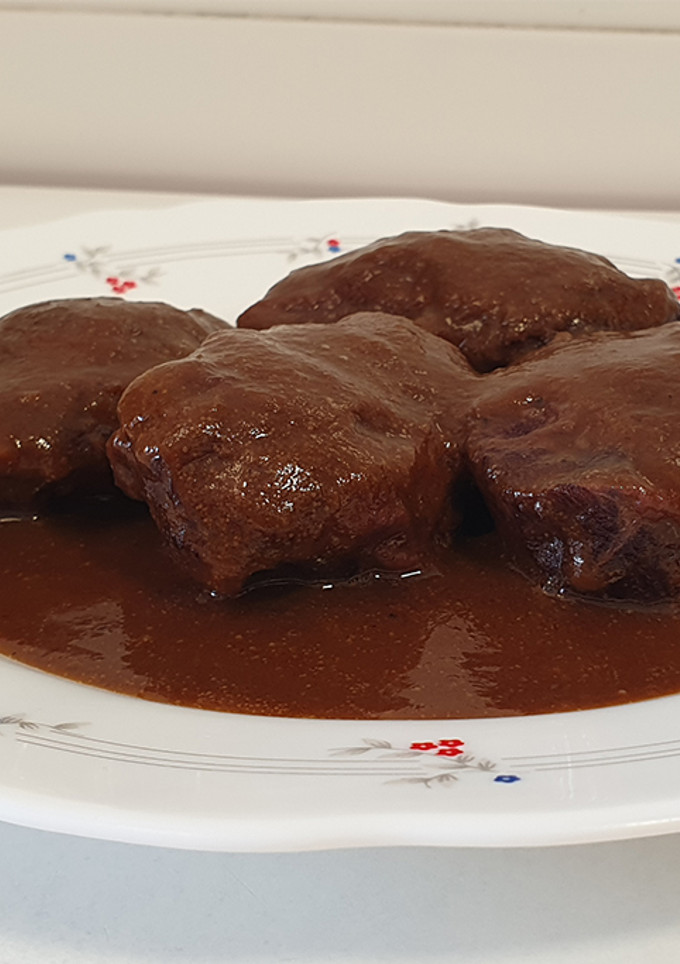 Una foto de Carrilleras de cerdo en salsa