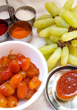 A picture of Green grapes instant pickle.