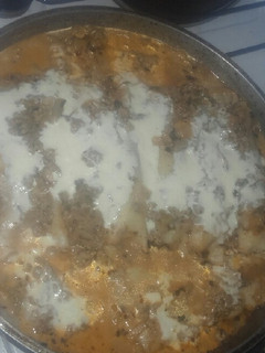 Una foto de Canelones de verdura con salsa roja y blanca