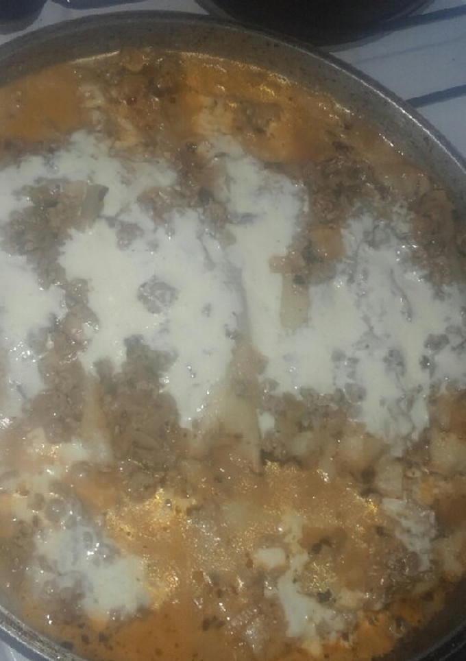 Una foto de Canelones de verdura con salsa roja y blanca