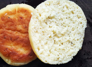 Una foto de Sorprendente pan de papa/patata, harina de arroz y almidón de maíz. SIN GLUTEN SIN HORNO Y ECONÓMICO