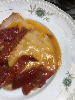 Una foto de Lomo adobado con pimientos del piquillo