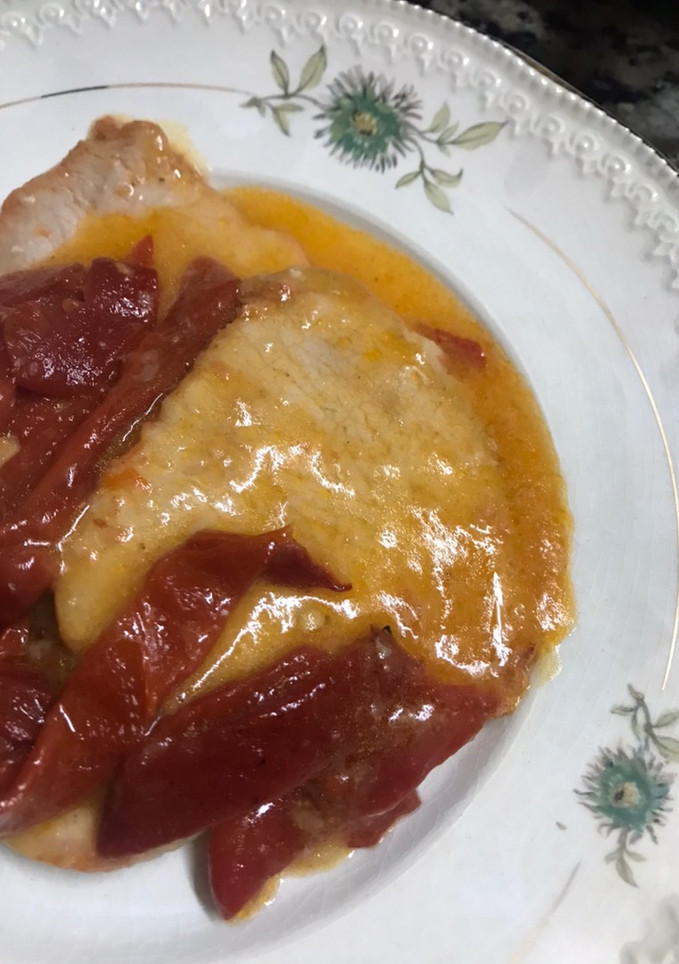 Una foto de Lomo adobado con pimientos del piquillo