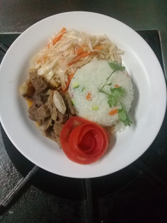 A picture of Steamed vegetable rice, fried beef stew n steamed cabbages.