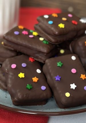 Una foto de Alfajores chocotorta caseros
