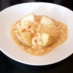 A picture of My Quick Macaroni Cheese on Jacket Potato 😁.