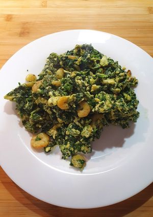 Una foto de Espinacas con gambas y huevo