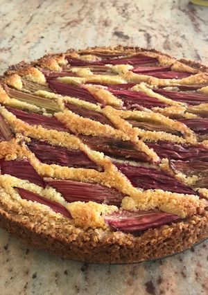 A picture of Rhubarb oats tart with frangipane.