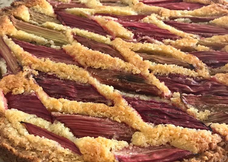 Recipe of Speedy Rhubarb oats tart with frangipane