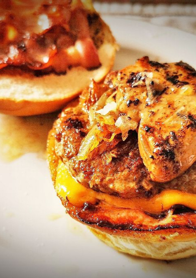 Una foto de Hamburguesa con Foie de Pato y reducción de Oporto