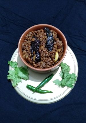ढाबा स्टाईल कोल्हापूरी अख्खा मसुर रेसिपी (Dhaba Style Kolhapuri Akkha Masoor Recipe In Marathi) रेसिपी चे मुख्य फोटो 