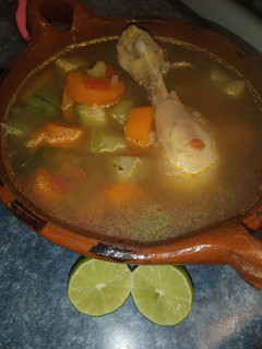 Una foto de Caldo de pollo estilo wence