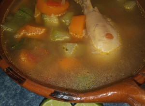 Una foto de Caldo de pollo estilo wence