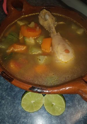 Una foto de Caldo de pollo estilo wence